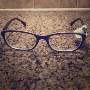 Glasses comes with its case